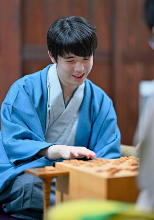 　将棋の第７４期王将戦第５局で永瀬拓矢九段を破って４連覇を果たし、対局を振り返る藤井聡太王将＝９日夜、埼玉県深谷市