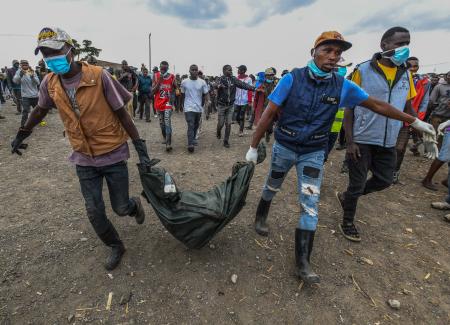 　１３日、ケニア・ナイロビで収容された遺体（中央）を運ぶ人たち（ゲッティ＝共同）