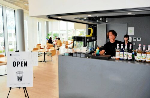 みなとテラスカフェコーナーにチャレンジショップ第１号として出店した「Ｃａｆｅ　アンブレラ」