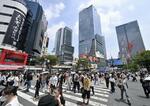 　高層ビルが並ぶ、東京・渋谷のスクランブル交差点付近＝２０２３年６月