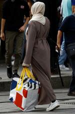 　フランス西部ナントで、アバヤを着て歩くイスラム教徒の女性＝８月２９日（ロイター＝共同）