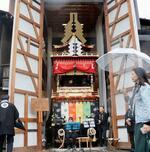 　雨で「曳き揃え」などが中止となり、蔵の中で公開された「秋の高山祭」の屋台＝９日午前、岐阜県高山市
