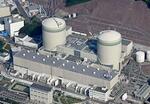 　関西電力高浜原発の１号機（右）と２号機＝１１月、福井県高浜町（共同通信社ヘリから）