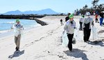 美しい海岸を守ろうと清掃活動を行う参加者ら＝１８日、米子市両三柳