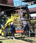 リフトのワイヤに座席を取り付ける作業員ら＝２５日、鳥取県大山町大山のだいせんホワイトリゾート