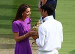 　テニスのウィンブルドン選手権を制したカルロス・アルカラス選手にトロフィーを授与するキャサリン皇太子妃＝１４日、ロンドン郊外（ロイター＝共同）