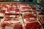 　米ペンシルベニア州で、売り場に並んだ米国産牛肉＝２０２２年６月（ＡＰ＝共同）