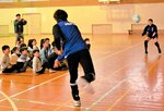 子どもたちへ手本を見せる福田選手（右）ら＝１日、南部町法勝寺の町民体育館