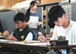 簿記の学習に励む生徒ら＝２２日、鳥取市末広温泉町の鳥取環境大まちなかキャンパス
