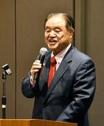 　職員に向け、新年のあいさつをする日本スポーツ協会の遠藤利明会長＝６日、東京都新宿区