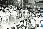 大勢の〝のぼせもん〟でにぎわった「第１回米子がいな祭」＝１９７４年８月４日、ＪＲ米子駅前通り