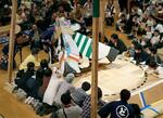 　鳥取県倉吉市で開かれた巨大な段ボール製力士を競わせるイベント＝３１日午後