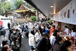 多くの参拝客でにぎわう宇倍神社＝１日、鳥取市国府町宮下