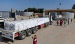　ラファ検問所で、エジプト側からパレスチナ自治区ガザ南部へ向かう支援物資を積んだトラック＝２１日（ゲッティ＝共同）