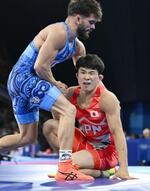 　男子グレコローマン６７キロ級１回戦　キューバ選手（左）に敗れた曽我部京太郎＝パリ（共同）