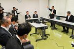  ＳＮＳを通じた詐欺への対策を話し合う島根県警の幹部ら＝１６日、松江市の県警本部 