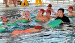 温水プールで水泳の授業を受ける児童たち＝３日、境港市中野町