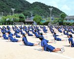 ３０年ぶりに復活の「東高体操」を練習する生徒ら＝３日、鳥取市立川町５丁目の鳥取東高