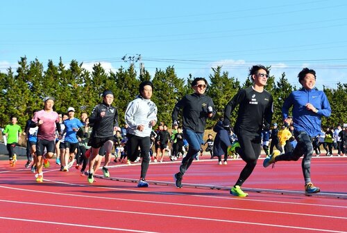 青空の下で走り初めを楽しむ参加者＝１日、米子市東山町のどらドラパーク米子陸上競技場