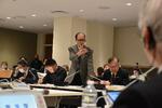 　国連本部で開かれたサイドイベントで意見表明する被爆者の金本弘さん（中央）＝２０２３年１１月、米ニューヨーク（共同）