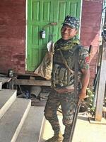 　ミャンマー北西部チン州テイザーンの「チン防衛隊（ＣＤＦ）」前線本部で笑顔を浮かべるミンレイさん＝３月１１日撮影（共同）