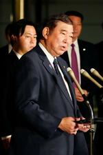 　患者団体と面会後、記者団の取材に応じる石破首相（手前）＝７日午後、首相官邸