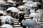 　雨の中、傘を差して歩く人たち＝２８日午後２時４７分、ＪＲ大阪駅前