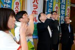 白バラ牛乳を飲み干す平井知事（左から３人目）＝１９日、鳥取県庁