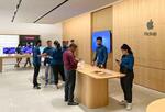 　ニューデリーの米アップル直営店「アップルストア」の店内＝９月（共同）