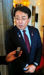 自身への個人献金を巡る報道について報道陣の取材に応じる赤沢氏＝１７日、国会内