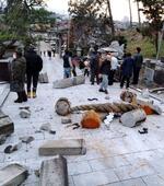 　地震で倒壊した金沢市の大野日吉神社の鳥居＝１日午後４時５０分ごろ