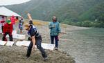 　「第２０回仁淀川国際水切り大会」で石を投げる橋本桂佑さん＝８日午後、高知県いの町