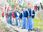 神社宮総代を先頭に、高らかに声を上げながら高台を目指す一行＝２８日、香美町香住区余部の平内神