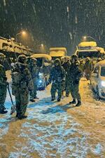 　名神高速道路関ケ原インターチェンジ付近で除雪作業をする陸上自衛隊員ら＝２５日午前（防衛省提供）