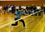 ＮＴＴの選手のボレーに見入る中学生＝１６日、鳥取市国府町町屋の国府町体育館