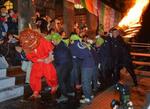 　奈良県桜井市の長谷寺で行われた大和路に春を呼ぶ伝統の火祭り「だだおし」＝１４日夕