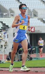 　男子５０００メートル競歩で優勝した古賀友太＝ヤンマースタジアム長居