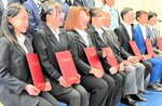 記念写真を撮影する卒業生ら＝１３日、鳥取市古海の鳥取城北日本語学校