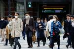　冷え込みが強まる中、厚着をして通勤する人たち＝１３日午前、ＪＲ東京駅前