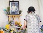 安倍元首相銃撃事件から２年となり、現場付近に設置された献花台＝７月８日午前、奈良市