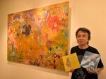 具象画や抽象画などさまざまな作品を手がける中島さん＝若桜町若桜のわかさ生涯学習情報館