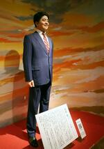 　吉田松陰歴史館に展示されている等身大の安倍晋三元首相のろう人形＝１３日、山口県萩市