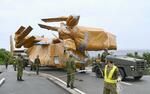 　陸上自衛隊与那国駐屯地を出た輸送機Ｖ２２オスプレイ＝１９日午前、沖縄県与那国町