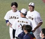 　ＷＢＣ日本代表に合流した大谷翔平（右）と一緒に笑顔を見せる佐々木朗希＝２０２３年３月、バンテリンドームナゴヤ