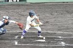 米子松蔭は１点を追う六回、新里のスクイズで再び同点とする＝ヤマタスポーツパーク野球場