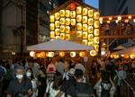 　祇園祭の「宵々々山」を迎え、山鉾を見物する人たち＝１４日夕、京都市