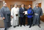 　石川県庁で馳浩知事（右から２人目）と面会した（左から）大相撲の輝関、遠藤関、竹縄親方、（１人おいて）大の里関＝６日午前