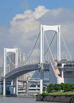 　開通３０周年を迎えたレインボーブリッジ＝２６日午前、東京都港区