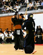 男子個人４回戦　田辺（左）がメンを決めて５回戦進出を決める＝鳥取県立武道館