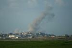 　２５日、イスラエル軍とハマスの戦闘が続くガザ地区から立ち上る煙（ロイター＝共同）